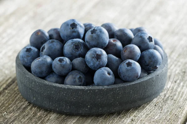 Bol de bleuets frais sur un fond en bois — Photo