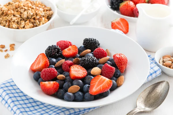 Frühstück mit frischen Beeren — Stockfoto