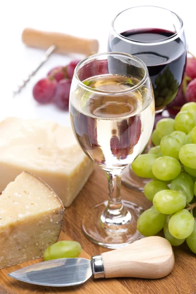 ブドウ、ハードタイプのチーズ、ワイン、垂直方向の 2 つのメガネ — ストック写真