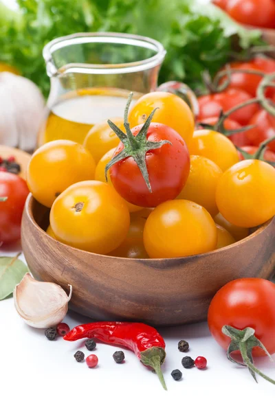 Yellow and red cherry tomatoes, olive oil and spices, close-up — Stock Photo, Image