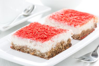 kremalı kek ahududu plaka, seçici odak ile
