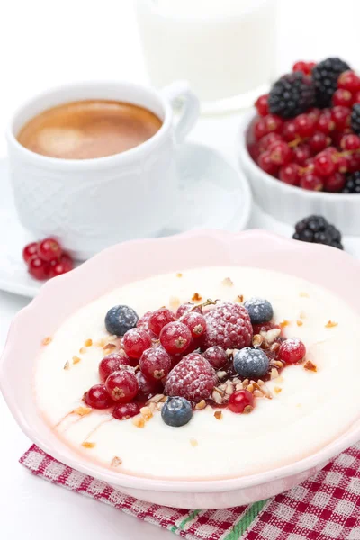 Semolina porridge with fresh berries, nuts and coffee — Stock Photo, Image
