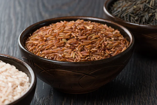 Czerwony ryż w misce ceramiczne — Zdjęcie stockowe