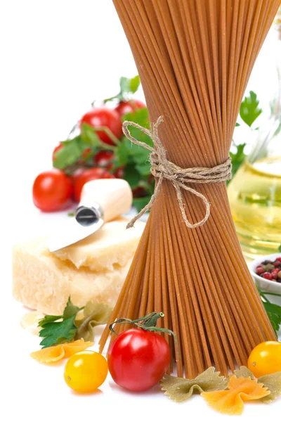 Wholegrain spaghetti, tomatoes, herbs, olive oil and parmesan — Stock Photo, Image