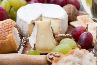 Camembert, üzüm ve baget, yakın çekim