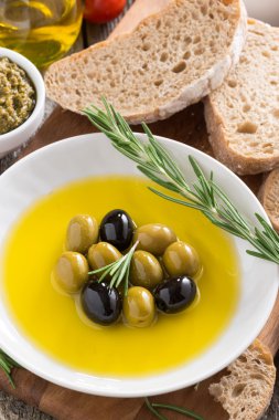 taze zeytin yağı ve İtalyan aperatifleri, üstten görünüm