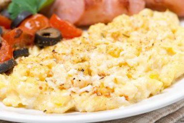 domates, sosis ve ekmek, yakın çekim ile yumurta Scramble