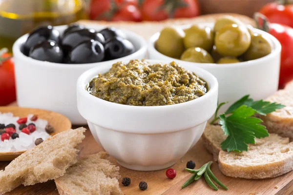 Sortiment av antipasti - pesto, oliver, färska grönsaker — Stockfoto