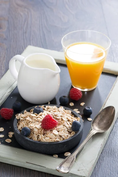 Cereal, fresh berries, milk and orange juice — Stock Photo, Image