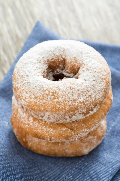 セレクティブ フォーカス粉砂糖のレシピでドーナツ — ストック写真