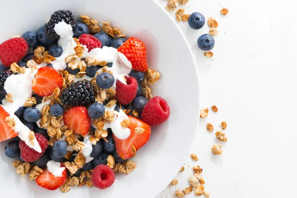 Friss bogyós gyümölcsök, joghurtok és reggelire házi granola — Stock Fotó