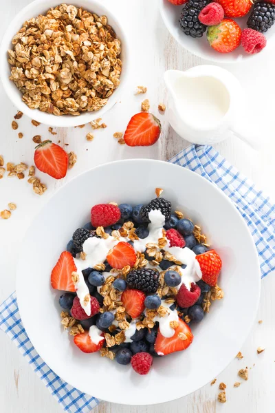 Baies fraîches, yaourt et muesli pour le petit déjeuner, vue sur le dessus — Photo