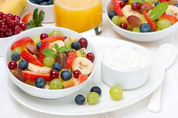 Frisches Obst und Beerensalat und Sahne zum Frühstück — Stockfoto