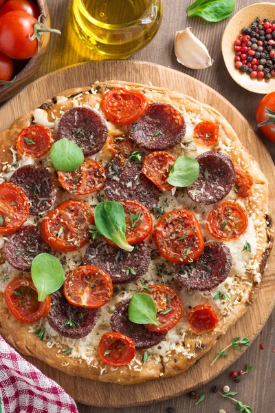 Comida italiana - pizza con salami y tomates, vista superior — Foto de Stock