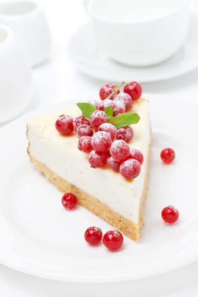 Vanilla cheesecake with red currants, vertical — Stock Photo, Image