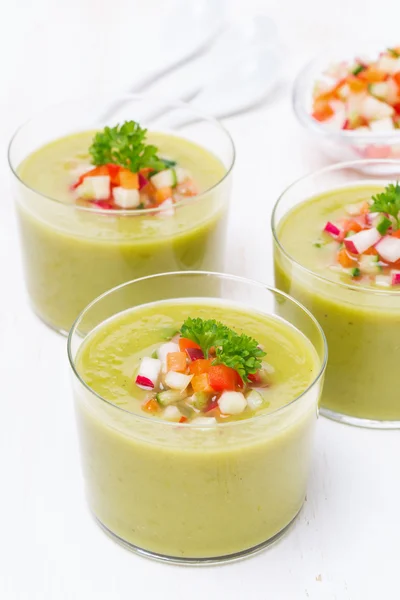 Grüne Suppe mit frischem Gemüse, Blick von oben — Stockfoto