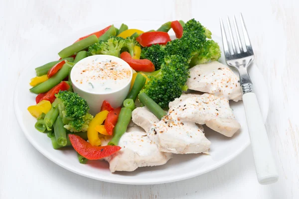 Healthy food - chicken, steamed vegetables and yoghurt sauce — Stock Photo, Image