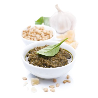 bir kapta, pesto sos izole