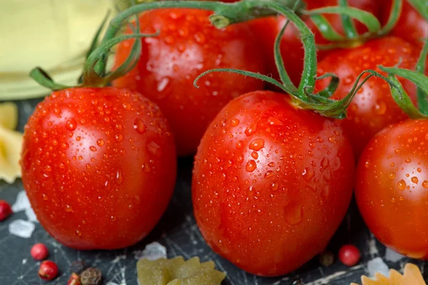 Cherry tomatoes and ingredients of Italian cuisine, close-up — Stock Photo, Image