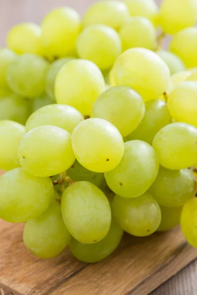 Свежий зеленый виноград, крупный план, селективный фокус — стоковое фото