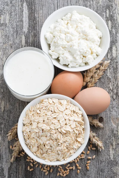 Свежие продукты - овсянка, яйца, творог и молоко, вид сверху — стоковое фото