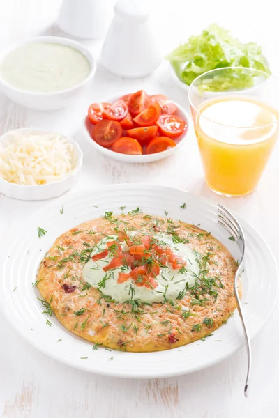 Здоровый завтрак - омлет с морковью, помидорами — стоковое фото