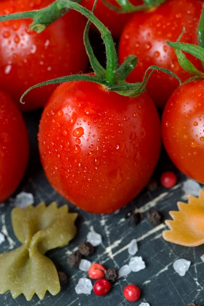 Tomates cherry, pasta y especias, primer plano —  Fotos de Stock