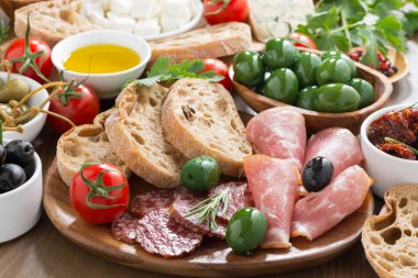 çeşitli İtalyan antipasti - deli et, taze peynir, zeytin