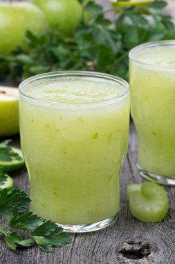 Yeşil elma, kereviz ve kireç, yakın çekim kokteyl Detoks