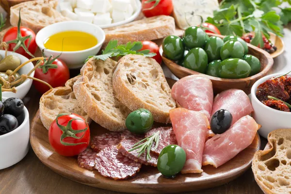 Diverse italienska antipasti - deli kött, färskost, oliver — Stockfoto