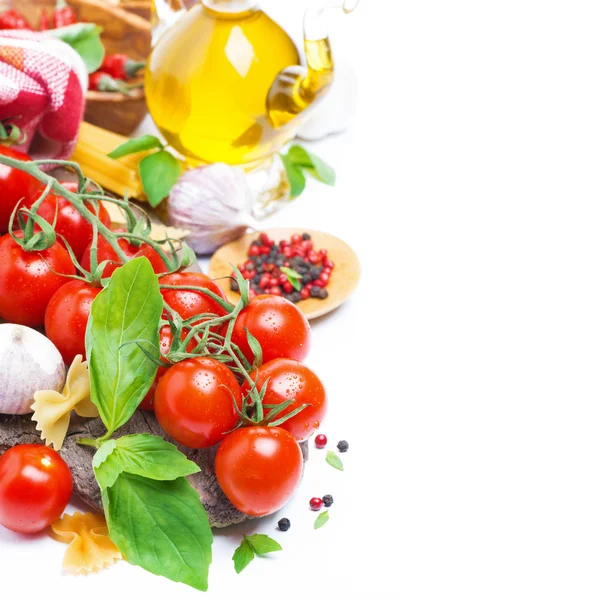 Ingredientes de la comida italiana - tomates cherry frescos, albahaca —  Fotos de Stock