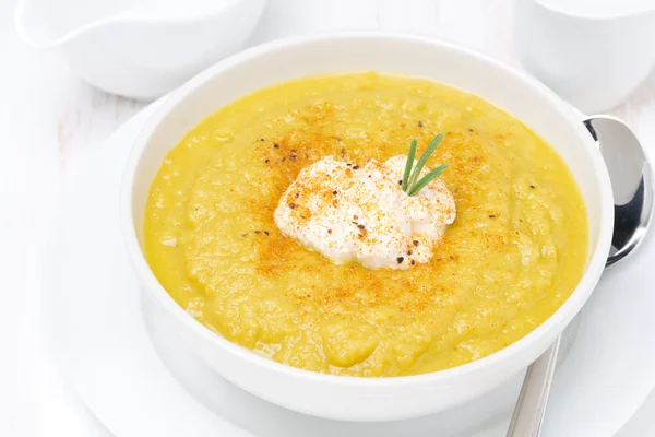 Овощной суп со сливками и розмарином, вид сверху — стоковое фото