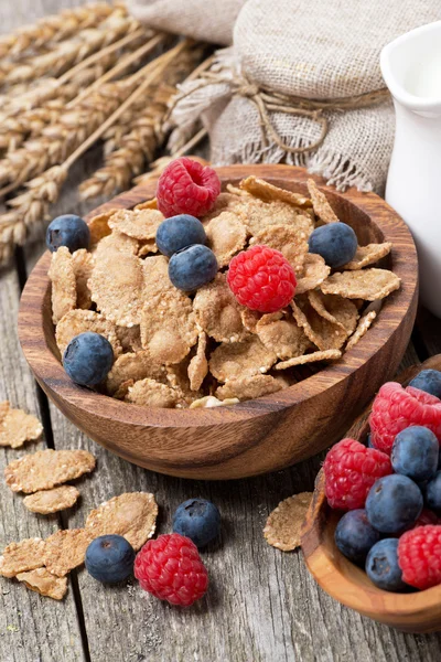 Wholegrain flakes with fresh berries on wooden table, close-up — Stock Photo, Image