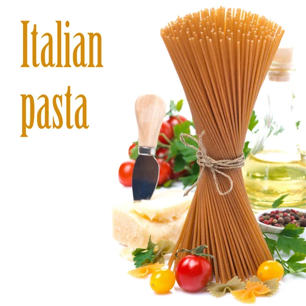 Teljes kiőrlésű spagetti, paradicsom, fűszernövények, olívaolaj, parmezán — Stock Fotó
