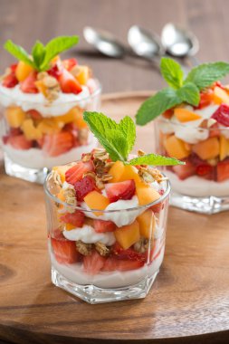 meyve tatlı krema ve granola, dikey