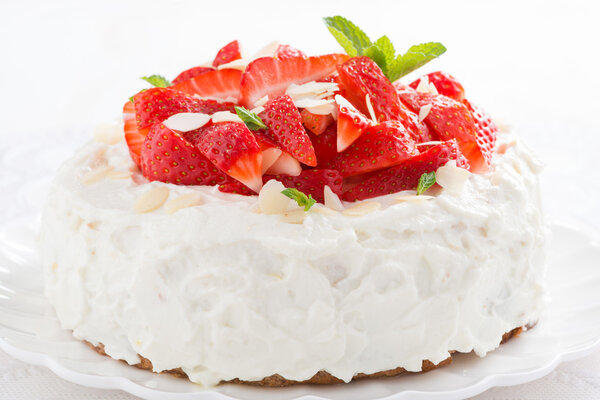 вкусный торт со взбитыми сливками и свежей клубникой
