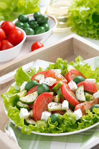 Teller mit grünem Salat mit Gemüse, senkrecht — Stockfoto