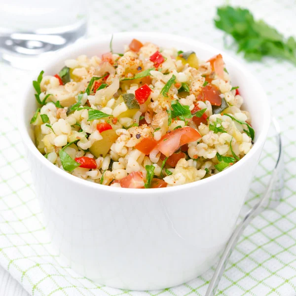 Ensalada Tabbouleh en un tazón blanco, vista superior —  Fotos de Stock