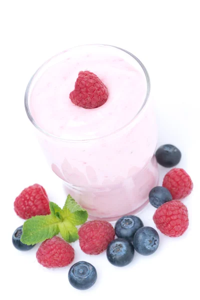 Йогурт с малиной и черникой в стакане — стоковое фото