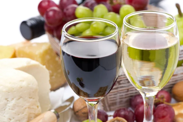 Dos vasos con vino blanco y tinto, queso y uvas — Foto de Stock