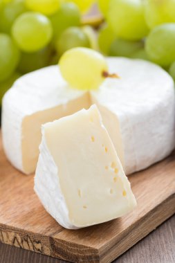 Camembert ve taze yeşil üzüm, yakın çekim