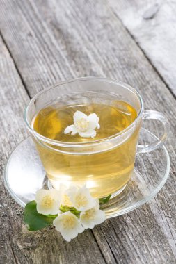 yeşil çay ile Yasemin ahşap zemin üzerinde