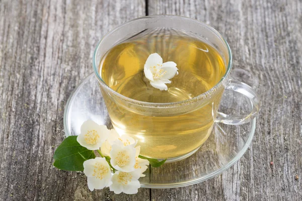 Tasse de thé vert avec du jasmin sur une table en bois, gros plan — Photo