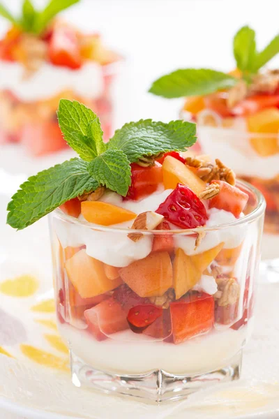 Десерт зі свіжою полуницею, абрикосами, збитими вершками — стокове фото
