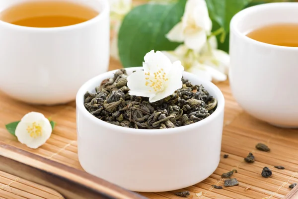 Сухой зеленый чай с жасмином и чашками чая — стоковое фото