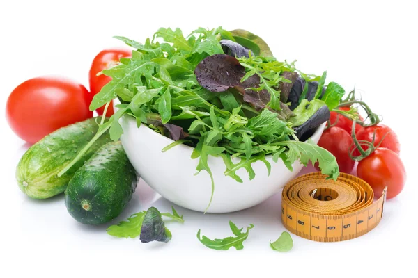 Verduras frescas, un tazón de lechuga verde y cinta métrica —  Fotos de Stock