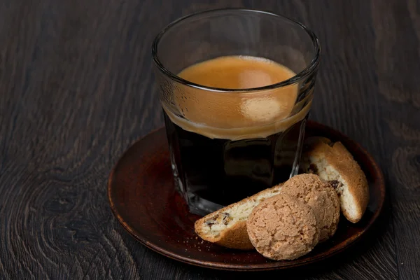 Szklanka espresso, ciastek i migdałowe ciasteczka — Zdjęcie stockowe