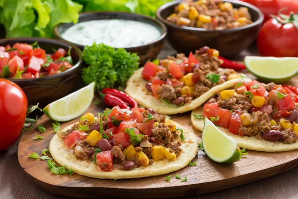 Meksika mutfağı - ekmeği ile chili con carne, domates salsa