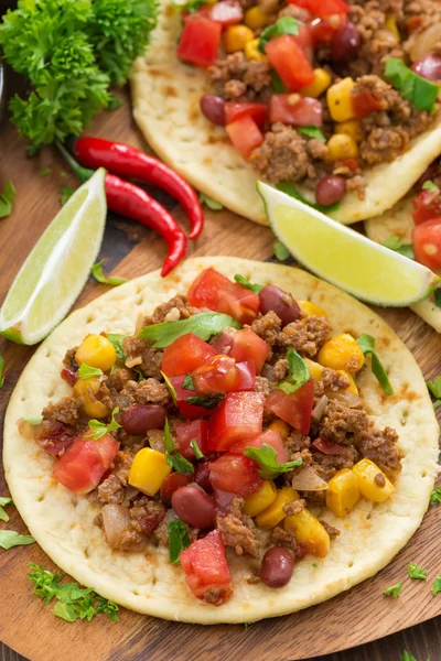 Cozinha mexicana - tortilhas com chili con carne, salsa de tomate — Fotografia de Stock