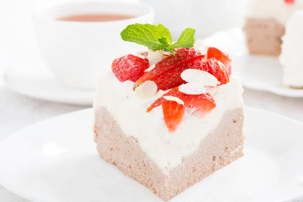 Pedaço de bolo com chantilly e morangos — Fotografia de Stock